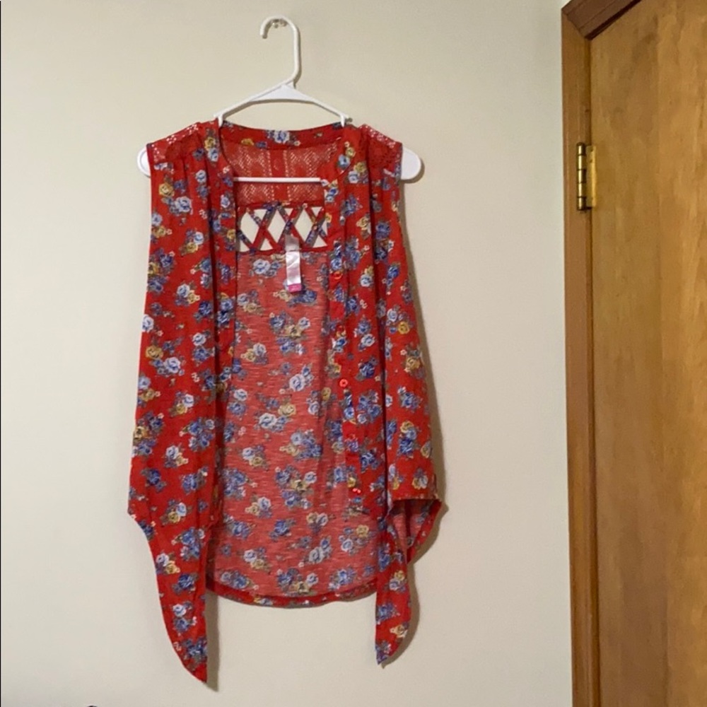 I am selling this tie and button top.